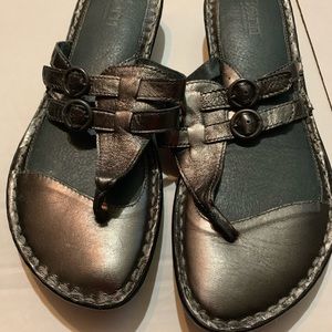 Born sandals Sz 9M Metallic Grey